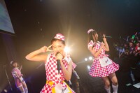 「PASSPO☆ ワンマンフライトツアー2015 ～More Attention～」東京・赤坂BLITZ公演の様子。岩村捺未（撮影：玉井杏奈）