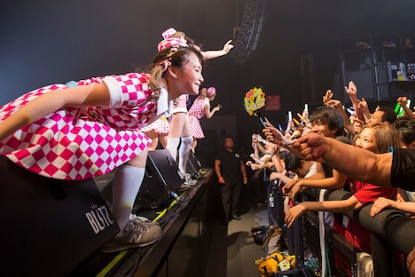 「PASSPO☆ ワンマンフライトツアー2015 ～More Attention～」東京・赤坂BLITZ公演の様子。（撮影：塚原孝顕）