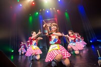 「PASSPO☆ ワンマンフライトツアー2015 ～More Attention～」東京・赤坂BLITZ公演の様子。（撮影：塚原孝顕）