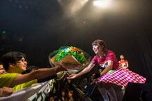 ファンから花束を手渡しされる槙田紗子。（撮影：塚原孝顕）