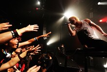 「MY FIRST STORY vs ANOTHER STORY」東京・TSUTAYA O-EAST公演でのMY FIRST STORYのパフォーマンスの様子。（Photo by Kohei Suzuki）