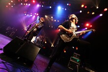 「MY FIRST STORY vs ANOTHER STORY」東京・TSUTAYA O-EAST公演でのAnother Storyのパフォーマンスの様子。（Photo by Kohei Suzuki）
