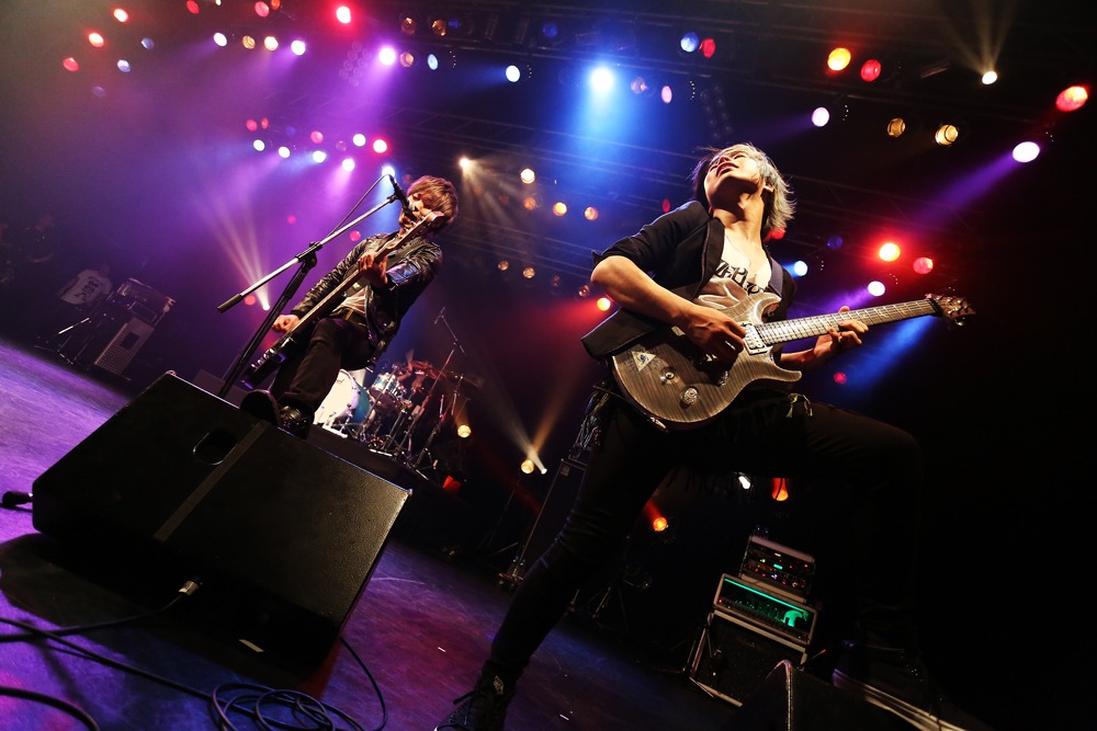 「MY FIRST STORY vs ANOTHER STORY」東京・TSUTAYA O-EAST公演でのAnother Storyのパフォーマンスの様子。（Photo by Kohei Suzuki）