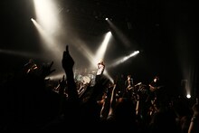 「MY FIRST STORY vs ANOTHER STORY」東京・TSUTAYA O-EAST公演でのAnother Storyのパフォーマンスの様子。（Photo by Kohei Suzuki）