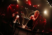 ギルガメッシュの左迅（Vo）が飛び入りしたAnother Storyのステージの様子。（Photo by Kohei Suzuki）