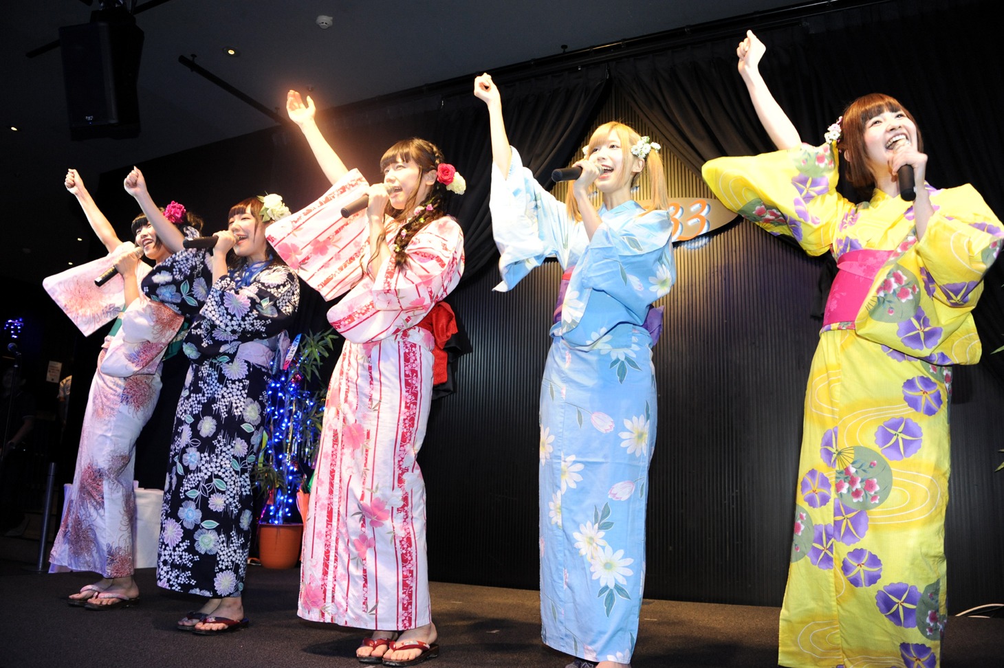 バンドじゃないもん！のライブの様子。