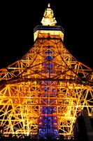 地上から見上げた東京タワー。