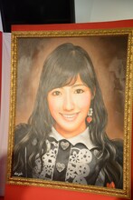 渡辺麻友の肖像画。 (c)AKS