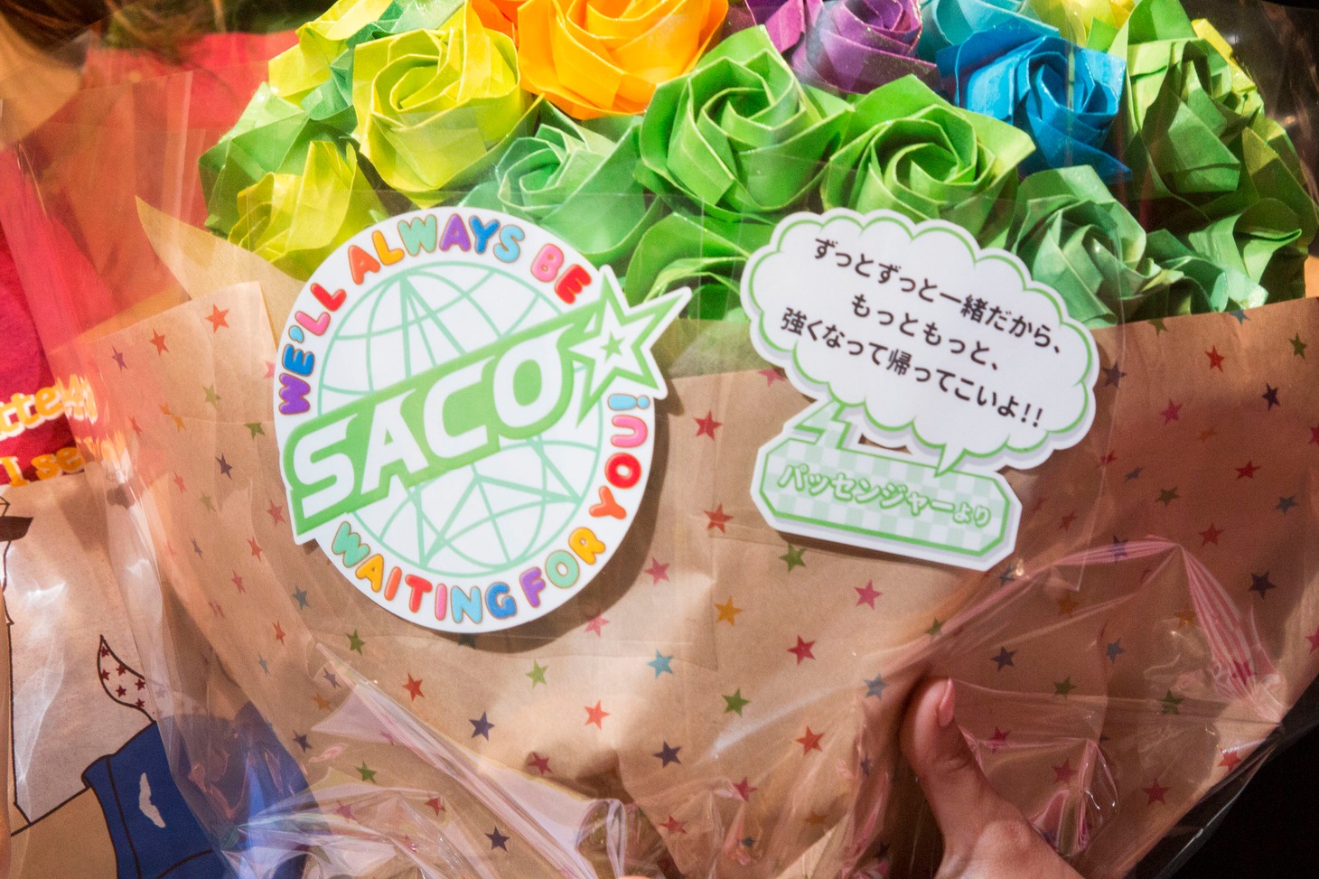 ファンから渡された花束。（撮影：塚原孝顕）