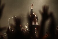 「MY FIRST STORY vs ANOTHER STORY」東京・TSUTAYA O-EAST公演でのMY FIRST STORYのパフォーマンスの様子。（Photo by Kohei Suzuki）