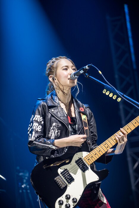 HARUNA（Vo, G） （Photo by Shin Nakajima［studio713］）