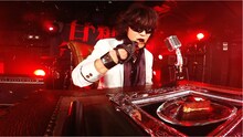 「X JAPAN Toshl スウィーツKURENAI」のワンシーン。