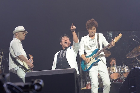 「TUBE 30th Anniversary 感謝熱烈YEAR!!!～こまめに水分補給～ at 日本武道館」の様子。