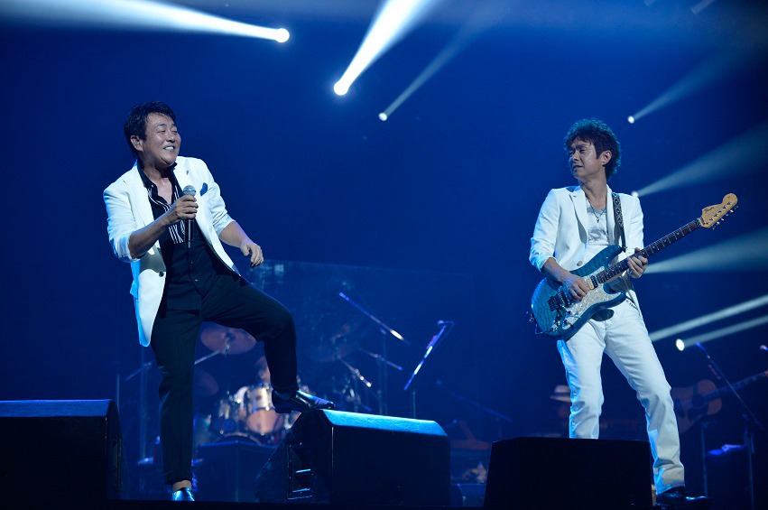 「TUBE 30th Anniversary 感謝熱烈YEAR!!!～こまめに水分補給～ at 日本武道館」の様子。