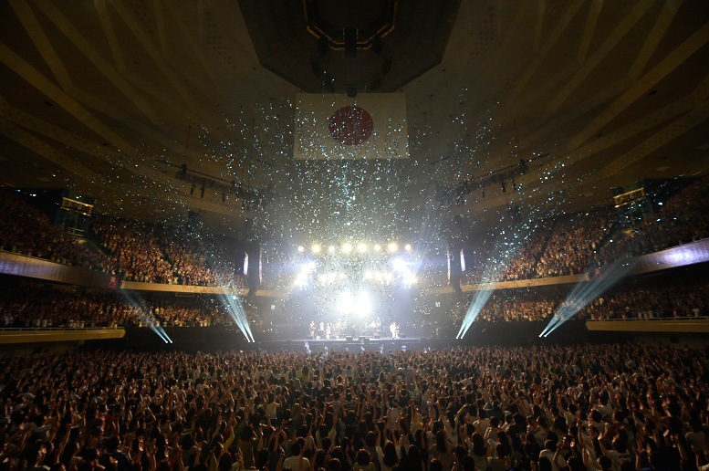 「TUBE 30th Anniversary 感謝熱烈YEAR!!!～こまめに水分補給～ at 日本武道館」の様子。
