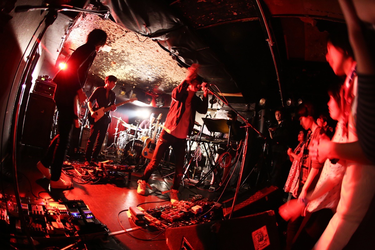 4月14日に東京・新宿JAMで行われたライブの様子。（撮影：鈴木公平）