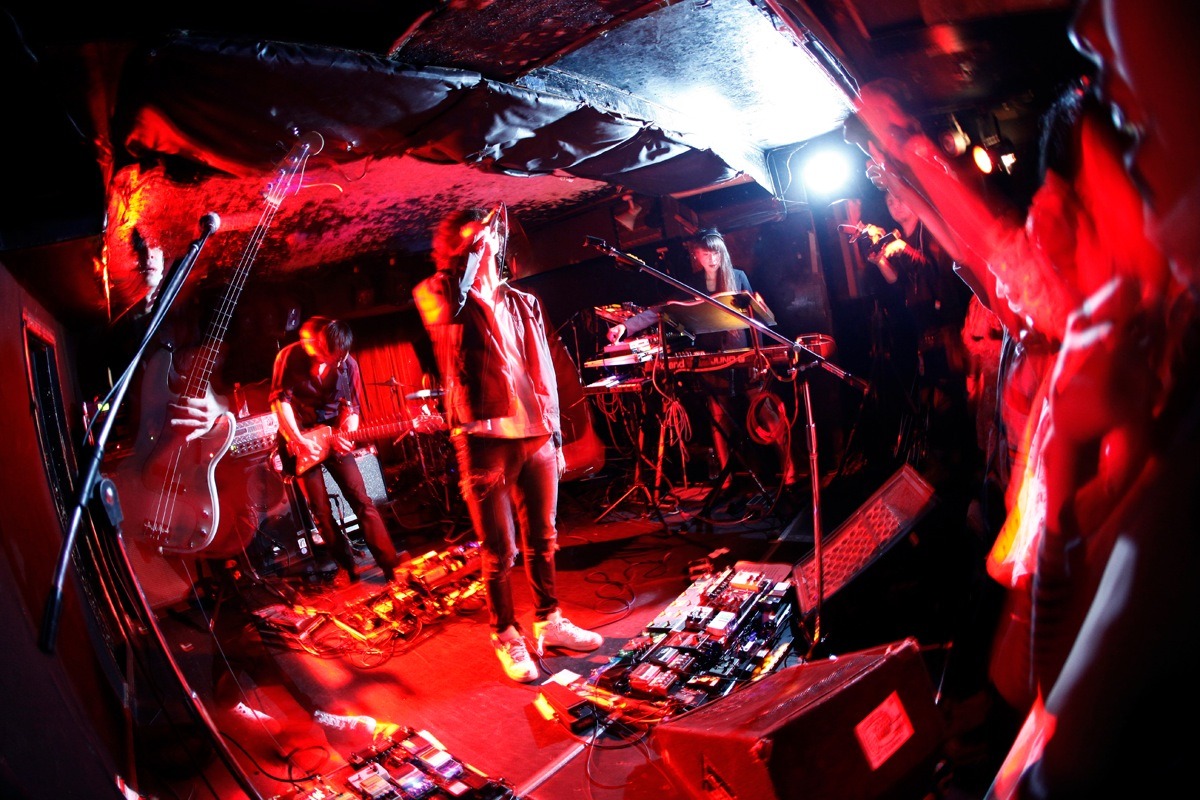 4月14日に東京・新宿JAMで行われたライブの様子。（撮影：鈴木公平）