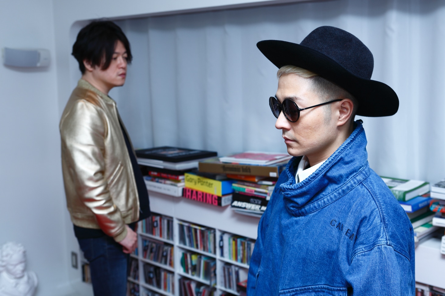 左から渋谷慶一郎、VERBAL。