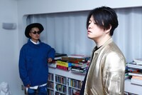 左からVERBAL、渋谷慶一郎。