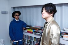 左からVERBAL、渋谷慶一郎。