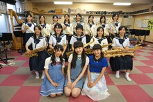 精華女子高等学校吹奏楽部のホーンセクションと記念撮影する私立恵比寿中学メンバー。手前左から真山りか、松野莉奈、柏木ひなた。