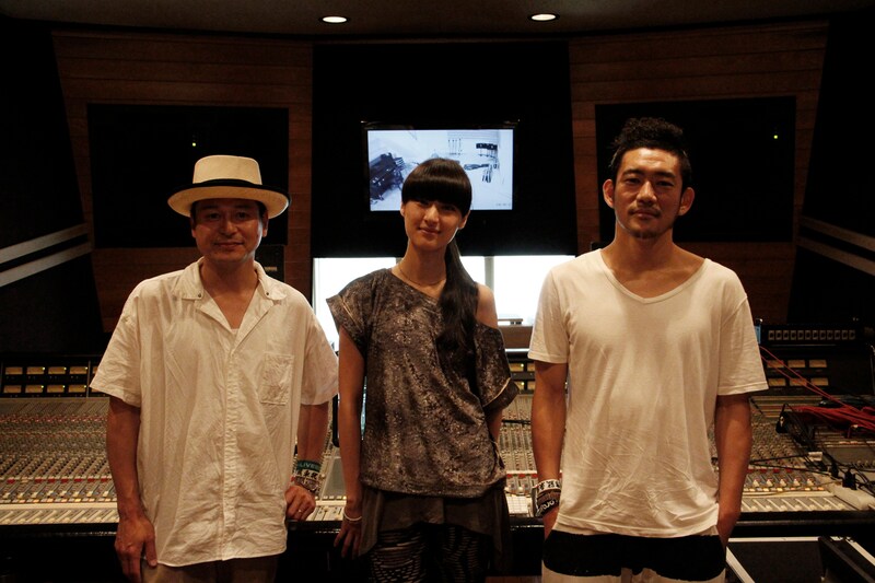 シシド・カフカ（中央）と常磐道ズの渡辺俊美、ゲストのTOSHI-LOW。