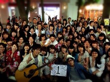 神奈川・伊勢佐木町有隣堂前で行われたサンドクロックのストリートライブの様子。