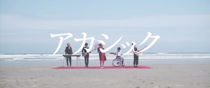 「サイノロジック」MVのワンシーン。