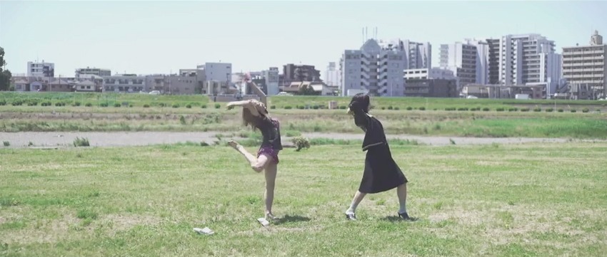 「サイノロジック」MVのワンシーン。左から理姫、犬山紙子。