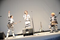 療養中のHAMA（Vo）と電話でトークするカスタマイZ。左からHIROKI（B）、GORO（G, Vo）、DAICHI（Dr）。（撮影：岡本麻衣）