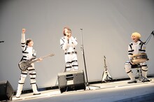 療養中のHAMA（Vo）と電話でトークするカスタマイZ。左からHIROKI（B）、GORO（G, Vo）、DAICHI（Dr）。（撮影：岡本麻衣）