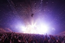 「VAMPS LIVE 2015 "BLOODSUCKERS" -FINAL-」5月31日の埼玉・さいたまスーパーアリーナ公演の様子。