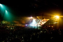 「VAMPS LIVE 2015 "BLOODSUCKERS" -FINAL-」5月31日の埼玉・さいたまスーパーアリーナ公演の様子。