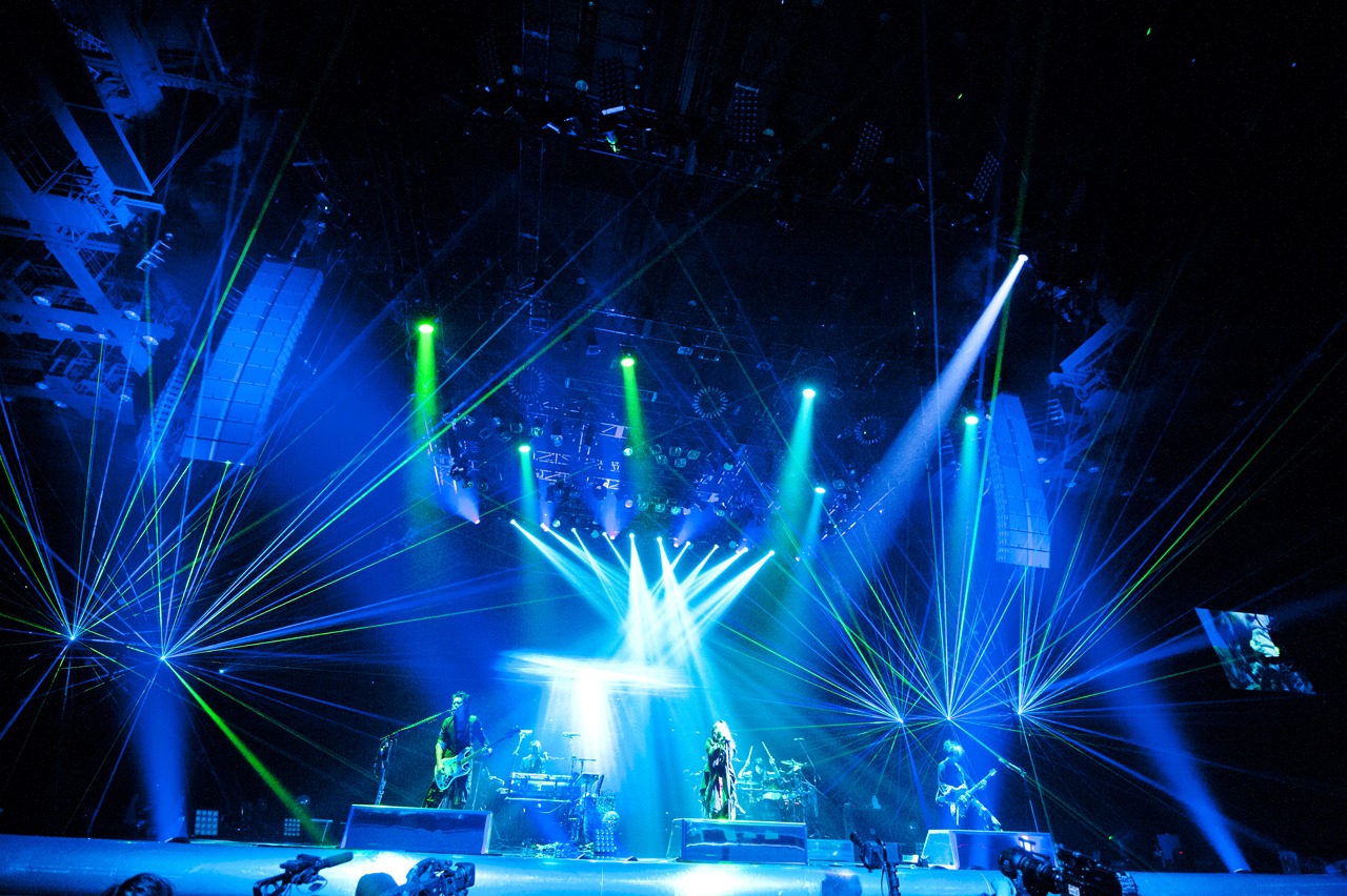 「VAMPS LIVE 2015 "BLOODSUCKERS" -FINAL-」5月31日の埼玉・さいたまスーパーアリーナ公演の様子。