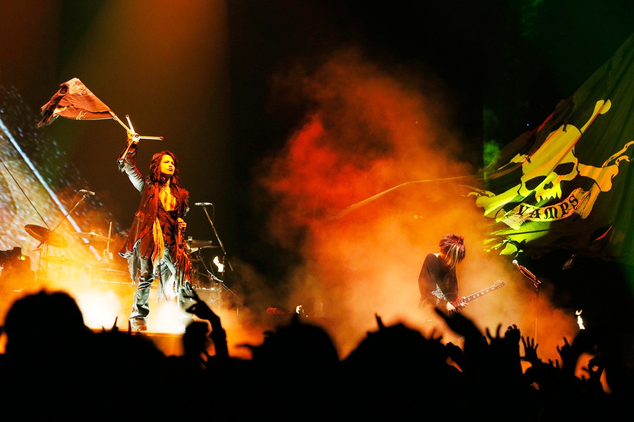 「VAMPS LIVE 2015 "BLOODSUCKERS" -FINAL-」5月31日の埼玉・さいたまスーパーアリーナ公演の様子。