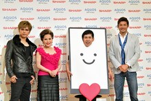 写真左よりGACKT、デヴィ夫人、エスパー伊東、照英。