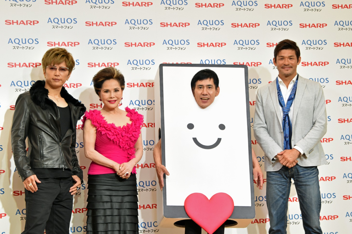 写真左よりGACKT、デヴィ夫人、エスパー伊東、照英。