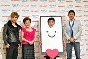 写真左よりGACKT、デヴィ夫人、エスパー伊東、照英。