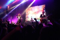 「KAMIJO World Tour 2015 -20th ANNIVERSARY BEST-」メキシコ・メキシコシティ Sala公演の様子。 （提供：ワーナーミュージック・ジャパン）