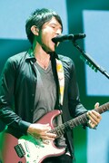 今週の人気画像4位は「Mr.Childrenアルバム直前ツアー『これが僕たちの新しい足音』」より、桜井和寿（Vo, G）。（撮影：石渡憲一）