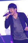 今週の人気画像10位は「Mr.Childrenアルバム直前ツアー『これが僕たちの新しい足音』」より、桜井和寿（Vo, G）。（撮影：石渡憲一）