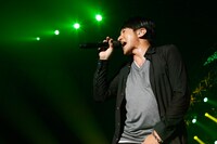 今週の人気画像8位は「Mr.Childrenアルバム直前ツアー『これが僕たちの新しい足音』」より、桜井和寿（Vo, G）。（撮影：石渡憲一）