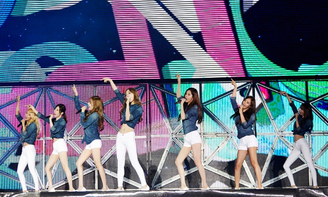 「SMTOWN THE STAGE－日本オリジナル版－」より、少女時代。(c)2015 S.M. Culture & Contents CO.Ltd. ALL RIGHTS RESERVED