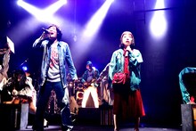 6月に劇団鹿殺しの舞台「彼女の起源」で役者デビューを果たした石崎ひゅーい（写真左）。（撮影：和田咲子）