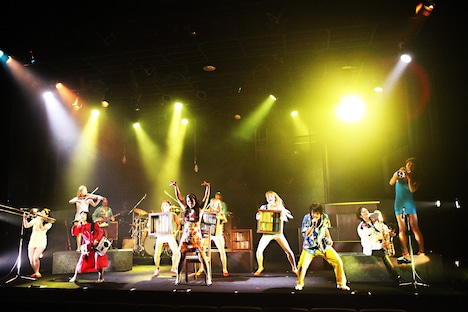 舞台「彼女の起源」のワンシーン。(撮影:和田咲子)