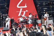 「ゲスの極み乙女。ワンマンツアー『私以外ゲスじゃないの』」日比谷野外大音楽堂公演の様子。 （撮影：古渓一道）