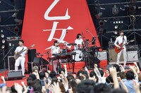 「ゲスの極み乙女。ワンマンツアー『私以外ゲスじゃないの』」日比谷野外大音楽堂公演の様子。 （撮影：古渓一道）