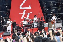 「ゲスの極み乙女。ワンマンツアー『私以外ゲスじゃないの』」日比谷野外大音楽堂公演の様子。 （撮影：古渓一道）