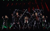 「SMTOWN THE STAGE－日本オリジナル版－」より、SHINee。(c)2015 S.M. Culture & Contents CO.Ltd. ALL RIGHTS RESERVED