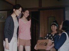 広瀬すず演じる四女・すずの引っ越し準備のシーン。(c)2015吉田秋生・小学館 / 「海街diary」製作委員会